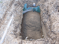 浄化槽は底を抜き、砂で埋め戻します。